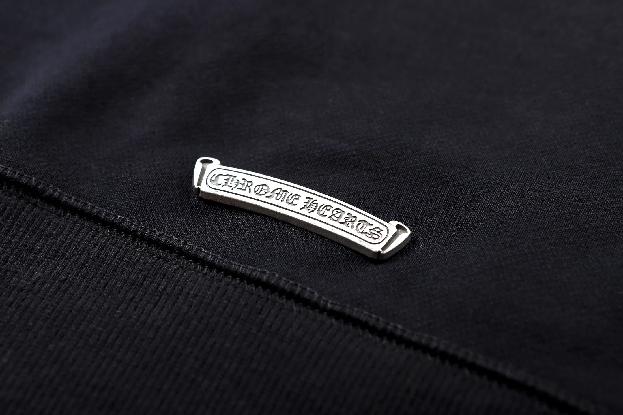 🅿️430 [Exclusive supply] CH Crow Heart Sanskrit Cross Round Neck Sweatshirt The original version was purchased for 12,000 and developed. The fabric is made of 380g Korean cotton and linen sweatshirt 100% cotton. The ribs are made of 380g 2*2 matching high-end fashion brand ribs. The cloth is fermented and washed. Imported embroidery. Customized 1:1 hardware. Customized 1:1 leather label. Customized 1:1 trademark. Loose version. The overall wiring is straight and delicate. The fabric is comfortable and soft. The color is consistent and has no color difference. It can be matched with the same style to create a fashionable look, and can be used in various occasions. Customized accessories, complete with three standards, the same style for men and women. Size:S-M-L-XL